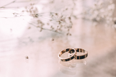 wedding_rings_on_a_glass_table